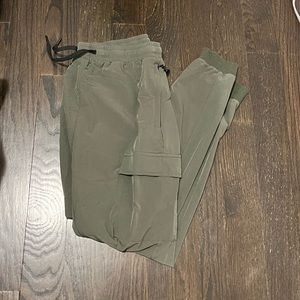 NWOT womens Hunter green jogger with cargo pockets